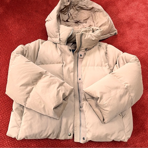 ♥️HostPick♥️Tan Banana Republic short puffer jacket, size large - Picture 5 of 9